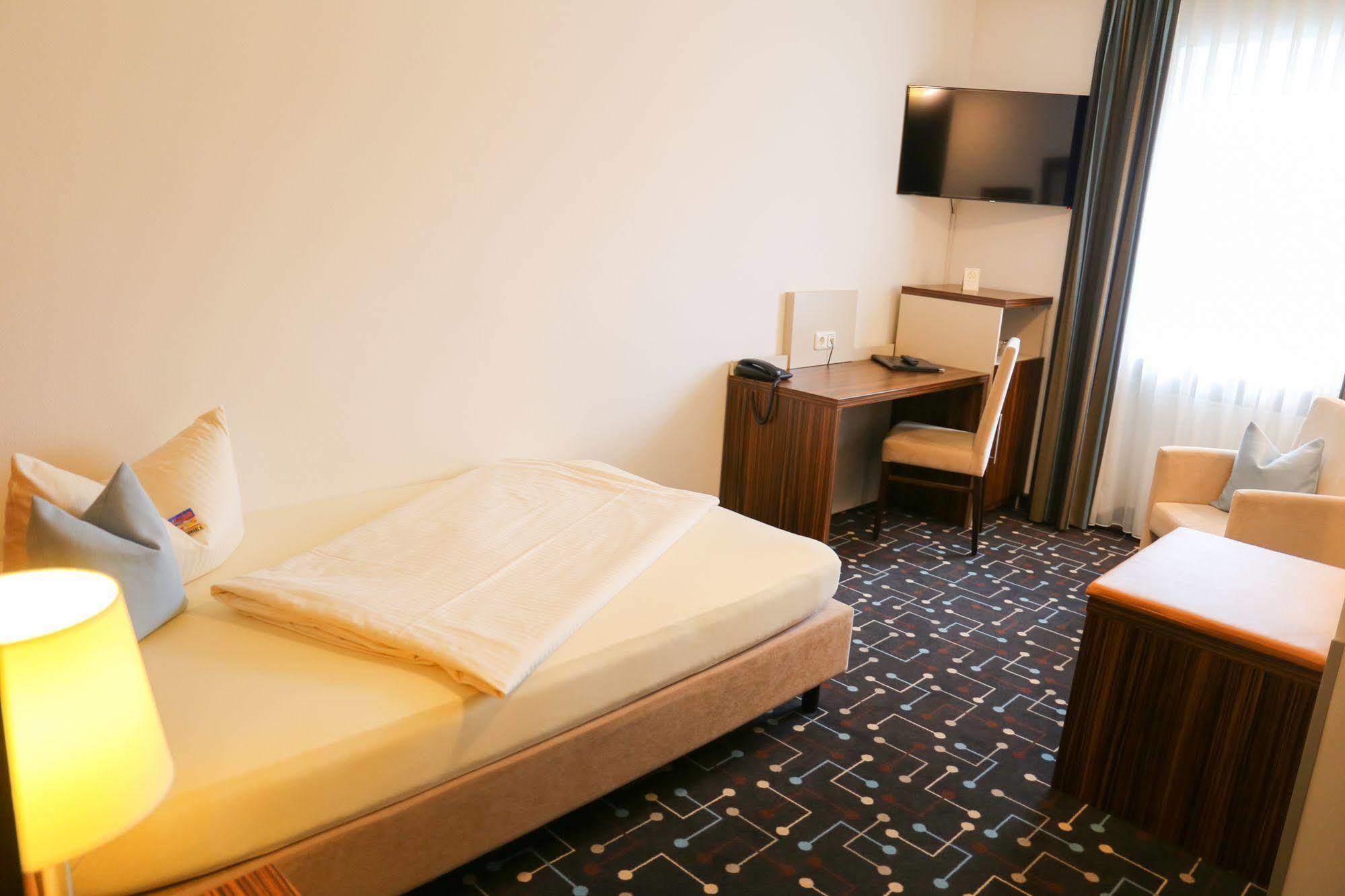 Hotel Koeniger Pliening エクステリア 写真