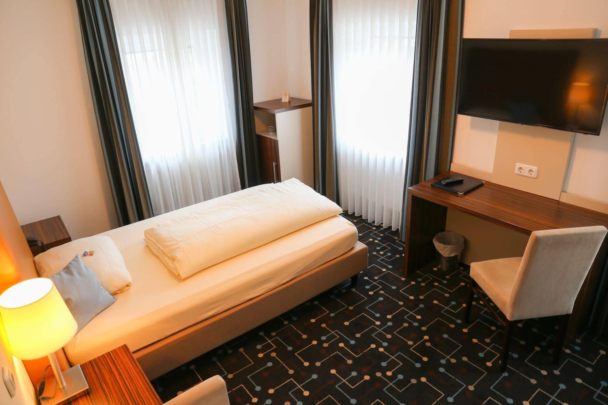 Hotel Koeniger Pliening エクステリア 写真